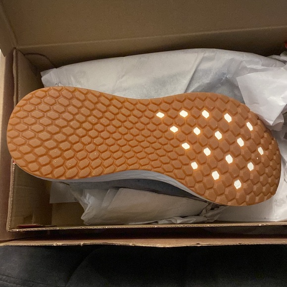 New in box. New Balance Women's Fresh Foam Arishi V3 size 10 GRAY OMBRE CORK - Picture 4 of 4